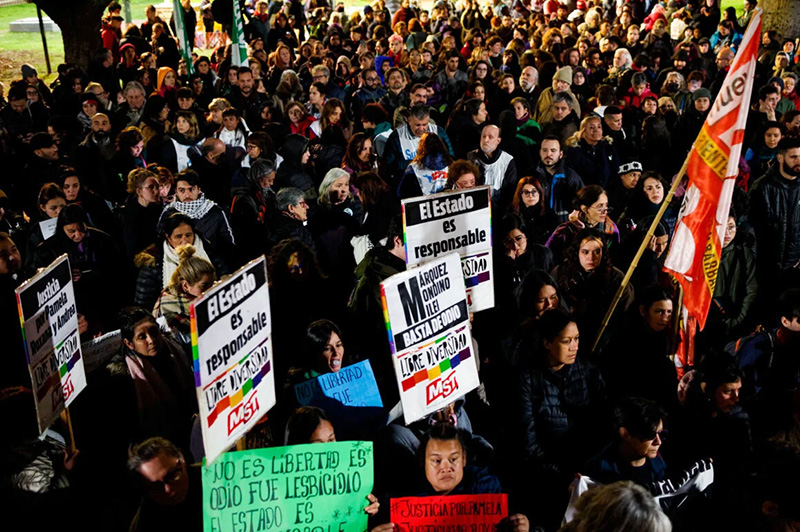 Masiva movilización por el triple lesbicidio de Barracas frente al hotel del brutal ataque Masiva movilización por el triple lesbicidio de Barracas frente al hotel del brutal ataque