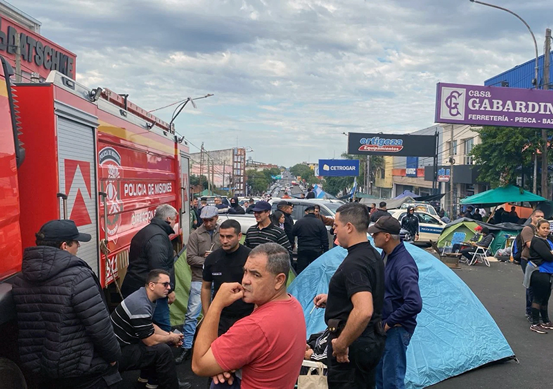 Misiones: sin acuerdo salarial con policías, se extienden las protestas a yerbateros, empleados públicos y penitenciarios Misiones: sin acuerdo salarial con policías, se extienden las protestas a yerbateros, empleados públicos y penitenciarios