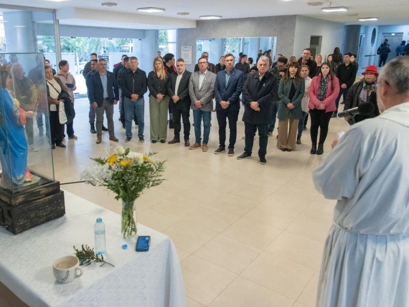 El gobernador Zdero recibió la imagen de la virgen en Casa de Gobierno: “Que María Auxiliadora nos cubra con su manto” El gobernador Zdero recibió la imagen de la virgen en Casa de Gobierno: “Que María Auxiliadora nos cubra con su manto”