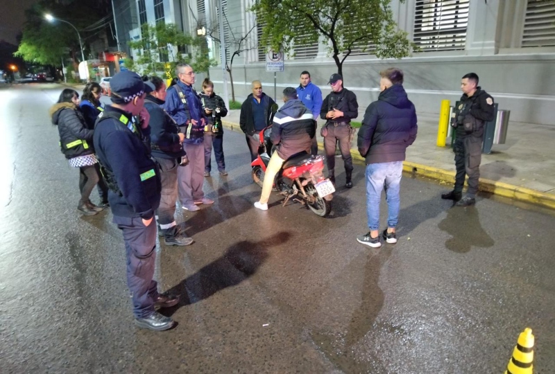 Un motociclista terminó detenido por disturbios, tenía 1,71 de alcohol en sangre Un motociclista terminó detenido por disturbios, tenía 1,71 de alcohol en sangre