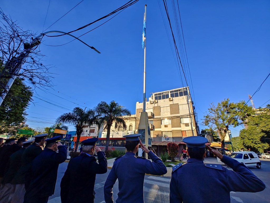 Semana de Mayo: integrantes de Ceremonial y Fuerzas de Seguridad izaron la bandera nacional Semana de Mayo: integrantes de Ceremonial y Fuerzas de Seguridad izaron la bandera nacional