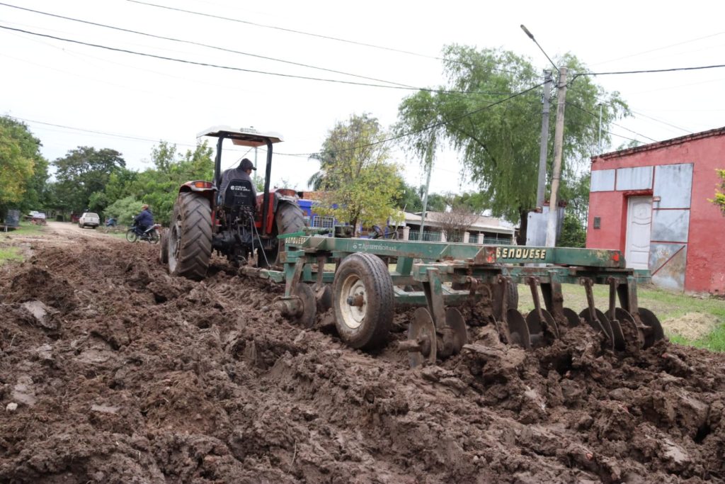 Continúan con trabajos de perfilado, ripio y arreglos de calles en Barranqueras Continúan con trabajos de perfilado, ripio y arreglos de calles en Barranqueras