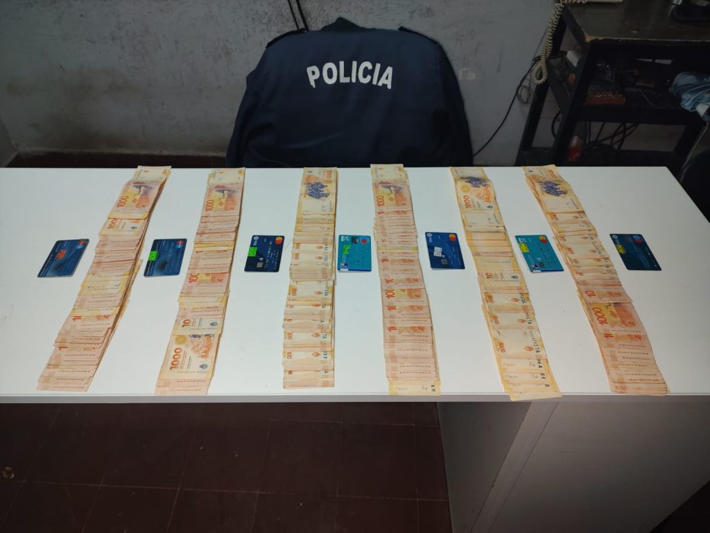 De madrugada y con siete tarjetas ajenas, fue al cajero a sacar plata: lo detuvieron De madrugada y con siete tarjetas ajenas, fue al cajero a sacar plata: lo detuvieron