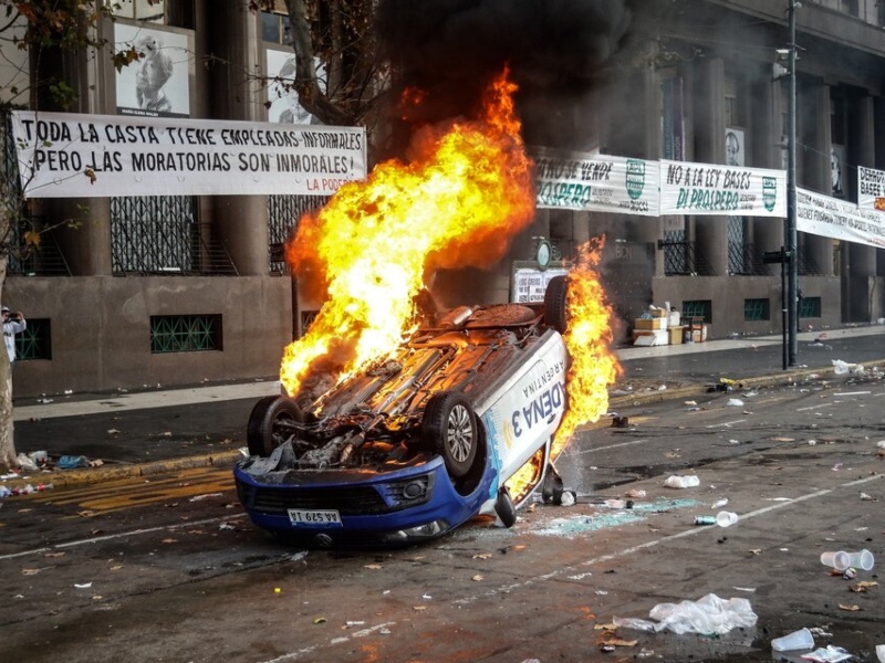 Represión en el Congreso: ¿Alguien investiga el incendio del auto de Cadena 3? Represión en el Congreso: ¿Alguien investiga el incendio del auto de Cadena 3?
