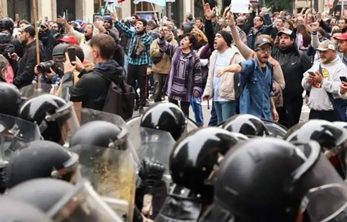 Liberaron a dos de las cuatro personas que permanecían detenidas por la represión en el Congreso Liberaron a dos de las cuatro personas que permanecían detenidas por la represión en el Congreso