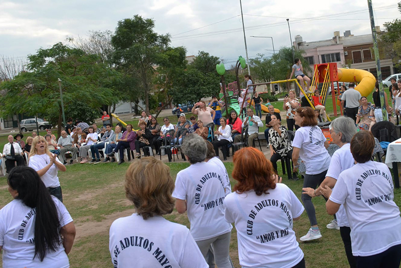 Día patrio con cantos, baile y chocolate con los adultos mayores en el Barrio Independencia Día patrio con cantos, baile y chocolate con los adultos mayores en el Barrio Independencia