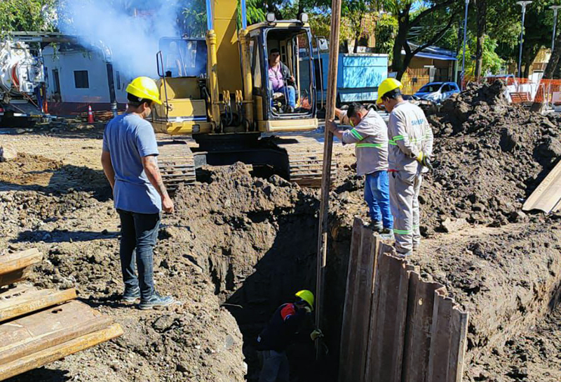SAMEEP continúa con el recambio de cañerías sobre las avenidas Vélez Sársfield y Paraguay SAMEEP continúa con el recambio de cañerías sobre las avenidas Vélez Sársfield y Paraguay