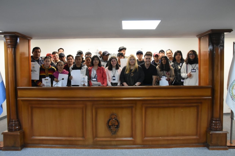 Delgado compartió con estudiantes de Resistencia y Nueva Pompeya una jornada sobre el rol de la Legislatura Delgado compartió con estudiantes de Resistencia y Nueva Pompeya una jornada sobre el rol de la Legislatura