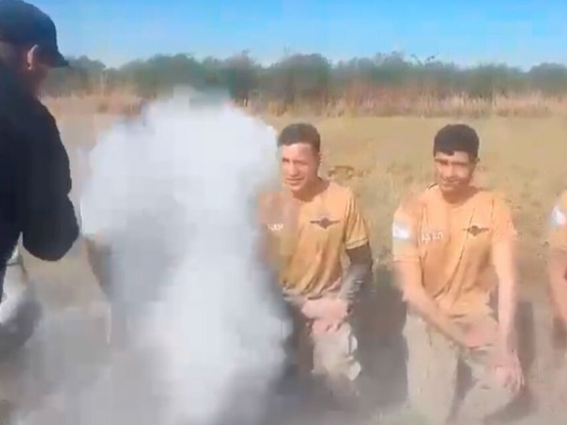 Siguen los “ritos de iniciación”: rociaron con cal viva a 35 soldados del Ejército en Córdoba Siguen los “ritos de iniciación”: rociaron con cal viva a 35 soldados del Ejército en Córdoba