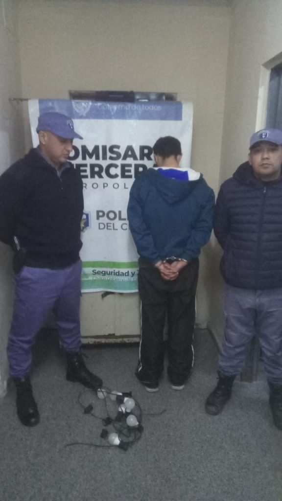 Videovigiladores lo vieron sustrayendo focos y terminó detenido
