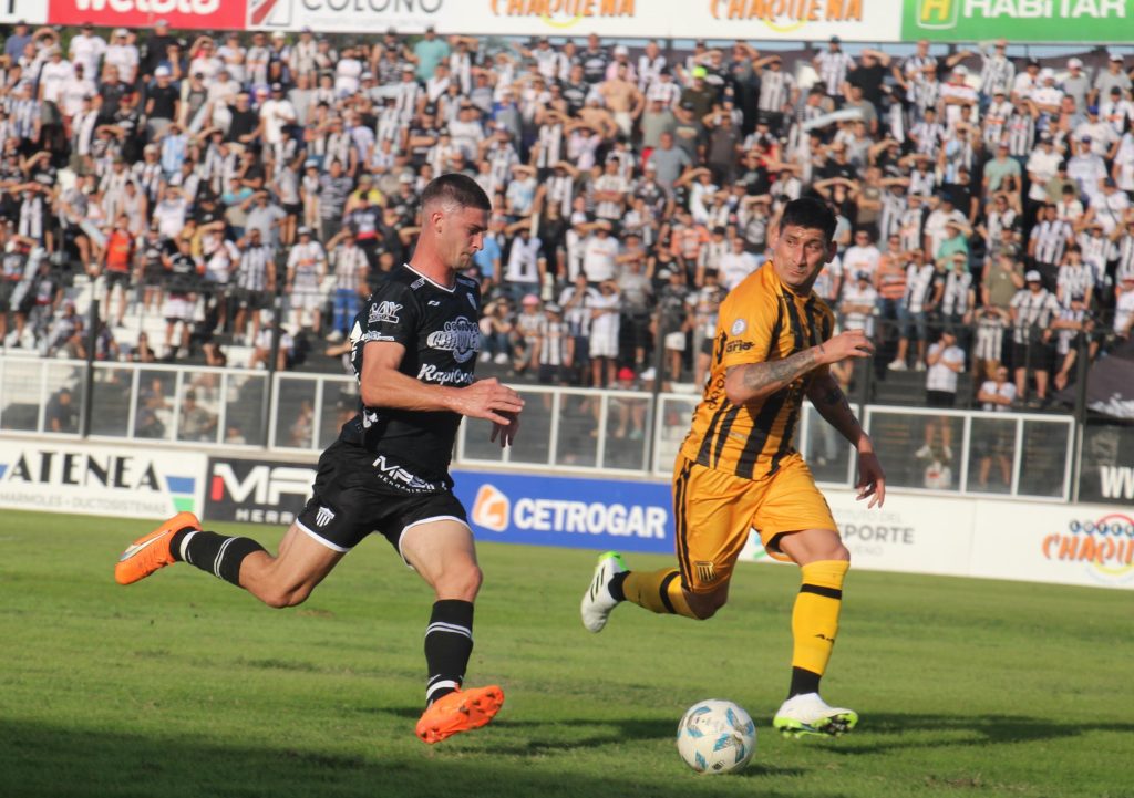 Primera Nacional: con el tiro del final, For Ever rescató un punto