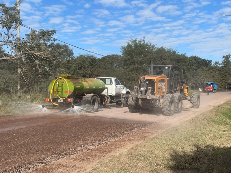 El municipio intensifica el perfilado y mejorado con ripio de las calles de tierra El municipio intensifica el perfilado y mejorado con ripio de las calles de tierra