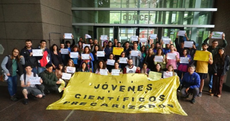 Fuga de cerebros: cientos de becarios del CONICET podrían quedar en la calle Fuga de cerebros: cientos de becarios del CONICET podrían quedar en la calle
