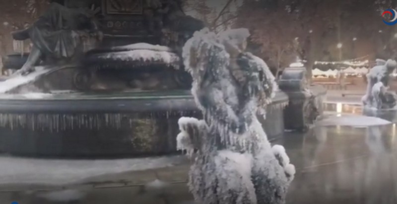 Inédito: por el frío polar se congeló la fuente del Parque General San Martín en Mendoza Inédito: por el frío polar se congeló la fuente del Parque General San Martín en Mendoza