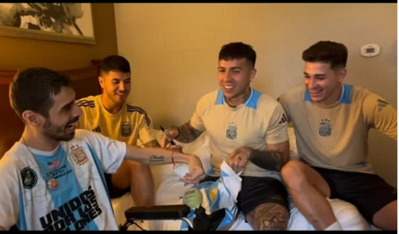 Gesto de campeones: Julián Álvarez, Enzo Fernández y Exequiel Palacios le cumplieron el sueño a Juancito Gesto de campeones: Julián Álvarez, Enzo Fernández y Exequiel Palacios le cumplieron el sueño a Juancito
