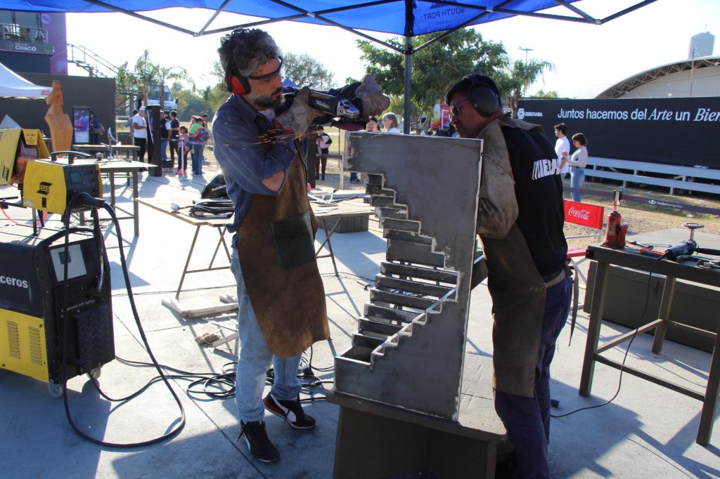 La Municipalidad se siente orgullosa de la calidez que vecinos brindan a los escultores y a la Bienal La Municipalidad se siente orgullosa de la calidez que vecinos brindan a los escultores y a la Bienal