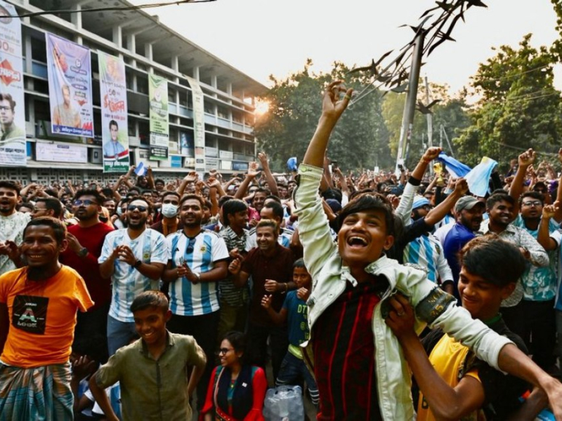 Locura en Bangladesh por la Selección Argentina: otra vez miles de personas salieron a festejar Locura en Bangladesh por la Selección Argentina: otra vez miles de personas salieron a festejar