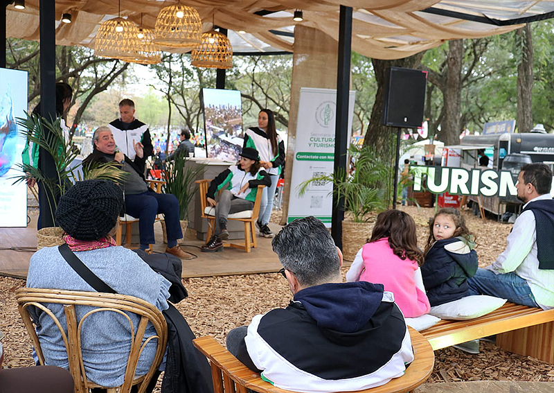 Bienal 2024: Roly Pérez Beveraggi brindó una charla sobre Resistencia y su cultura Bienal 2024: Roly Pérez Beveraggi brindó una charla sobre Resistencia y su cultura