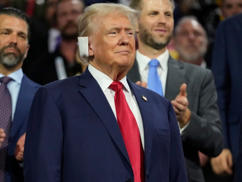 Con una venda en la oreja, Donald Trump dio su primer discurso público tras el atentado Con una venda en la oreja, Donald Trump dio su primer discurso público tras el atentado