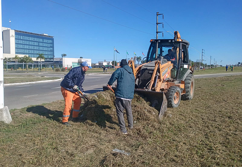 Nuevas intervenciones de limpieza urbana del municipio en distintos sectores de Resistencia Nuevas intervenciones de limpieza urbana del municipio en distintos sectores de Resistencia