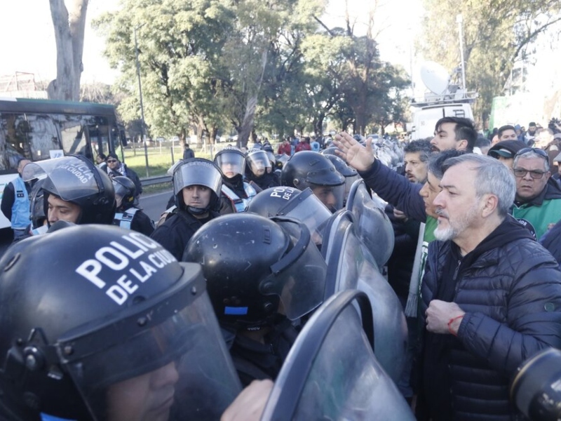 La Policía de Macri reprimió una protesta ante el despido de casi 300 trabajadores del INTI La Policía de Macri reprimió una protesta ante el despido de casi 300 trabajadores del INTI