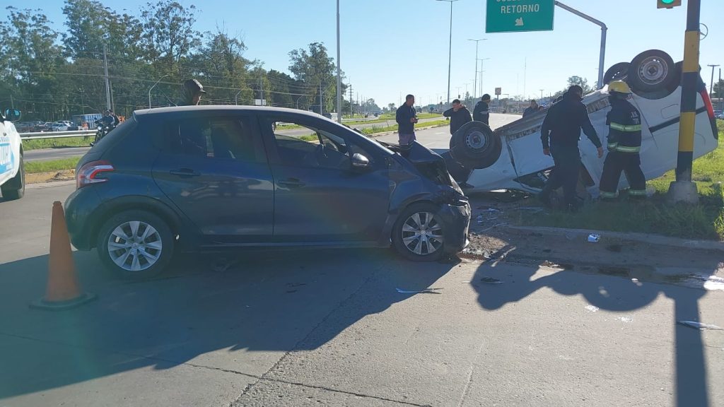 Un auto terminó volcado tras protagonizar un siniestro vial en Ruta 11