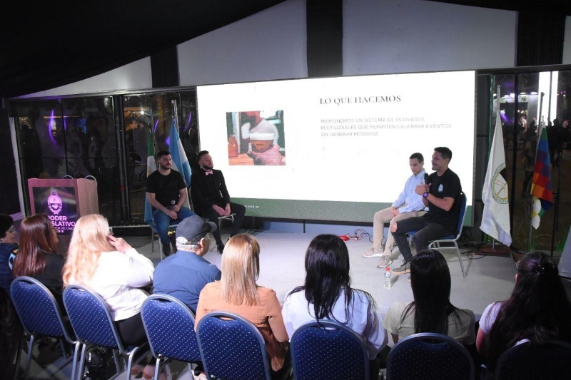 Jóvenes que Inspiran, jornada de motivación en el stand legislativo de la Bienal de Esculturas Jóvenes que Inspiran, jornada de motivación en el stand legislativo de la Bienal de Esculturas