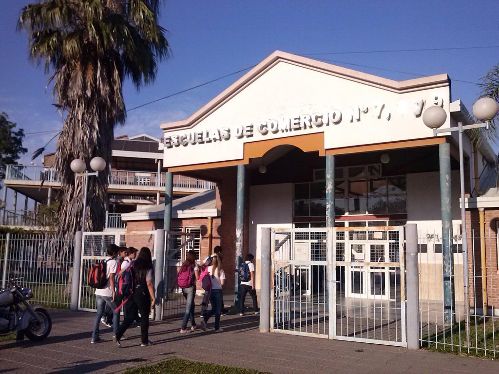 Arrojó accidentalmente gas pimienta en el aula y ocho estudiantes de la Escuela de Comercio resultaron afectados