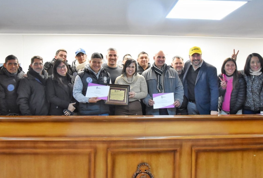 El Parlamento premió a los delegados de base Margarita Alegre y Walter Mendoza El Parlamento premió a los delegados de base Margarita Alegre y Walter Mendoza