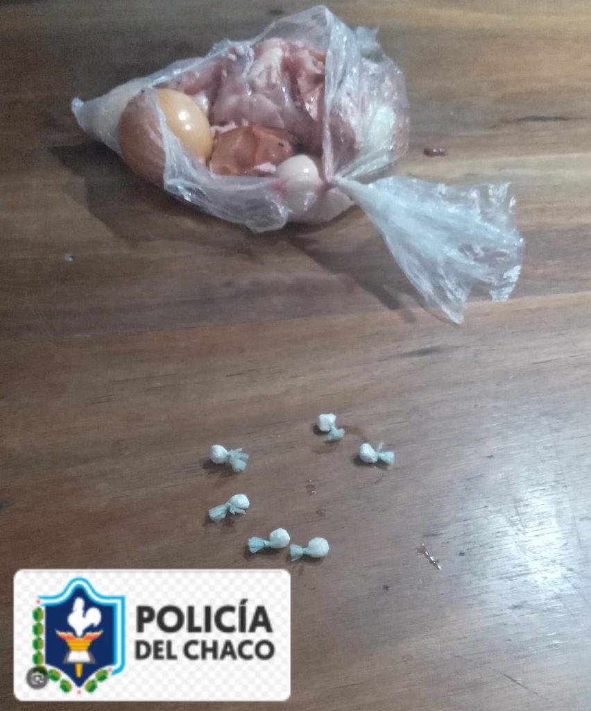 Quiso pasar droga y más de 100 mil pesos a un detenido