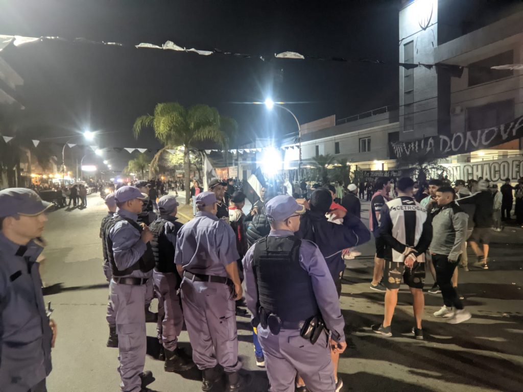 Festejo de hinchas de For Ever terminó con un policía lesionado y cinco moto incautadas