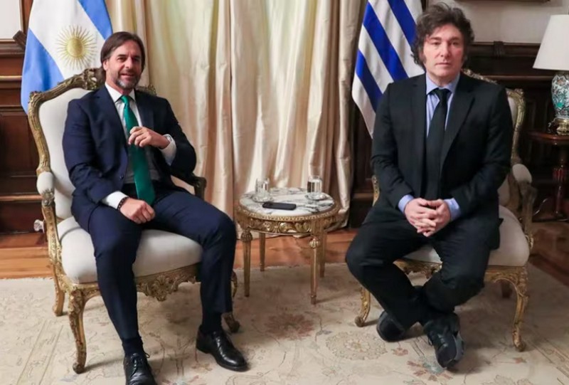 Argentina y Uruguay negocian para alcanzar un acuerdo de residencia permanente y revalidación de títulos Argentina y Uruguay negocian para alcanzar un acuerdo de residencia permanente y revalidación de títulos