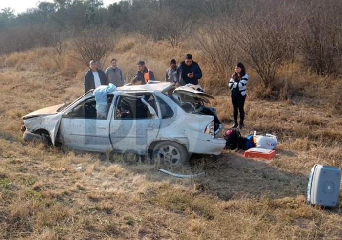 Policías chaqueños se salvan de milagro en violento vuelco sobre la Ruta 89 Policías chaqueños se salvan de milagro en violento vuelco sobre la Ruta 89