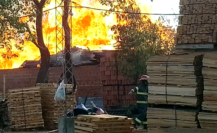 El fuego consumió 40 toneladas de rollizos de quebracho blanco y otras maderas El fuego consumió 40 toneladas de rollizos de quebracho blanco y otras maderas