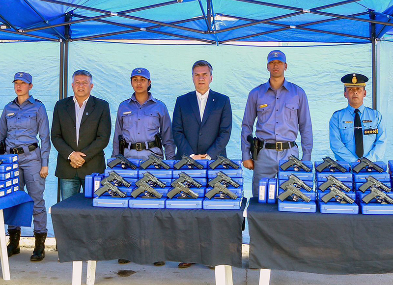 El gobernador Zdero entregó 448 nuevas armas reglamentarias a la Policía del Chaco El gobernador Zdero entregó 448 nuevas armas reglamentarias a la Policía del Chaco