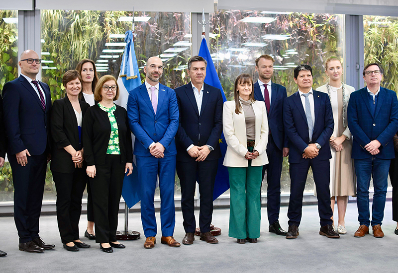 El Gobierno chaqueño recibió a representantes de la Unión Europea para avanzar en inversiones extranjeras El Gobierno chaqueño recibió a representantes de la Unión Europea para avanzar en inversiones extranjeras