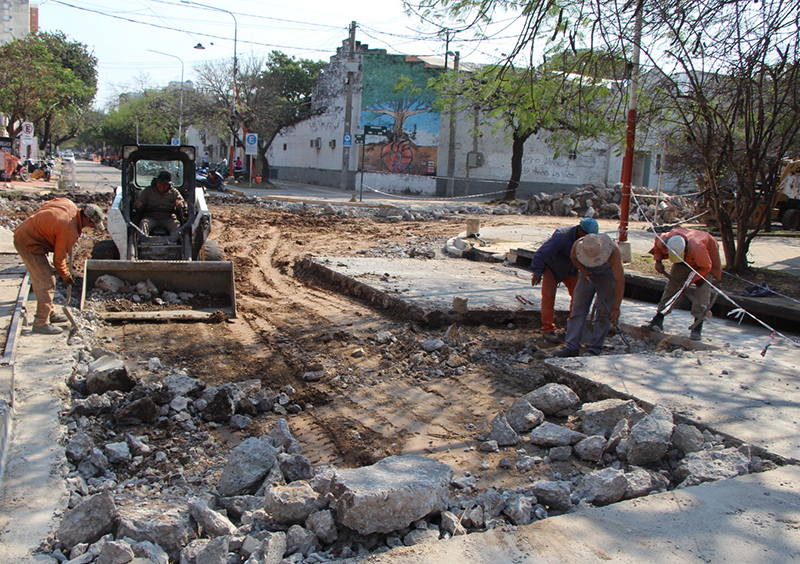 Con nuevas intervenciones continúa el plan de bacheo en el micro y macrocentro de Resistencia Con nuevas intervenciones continúa el plan de bacheo en el micro y macrocentro de Resistencia