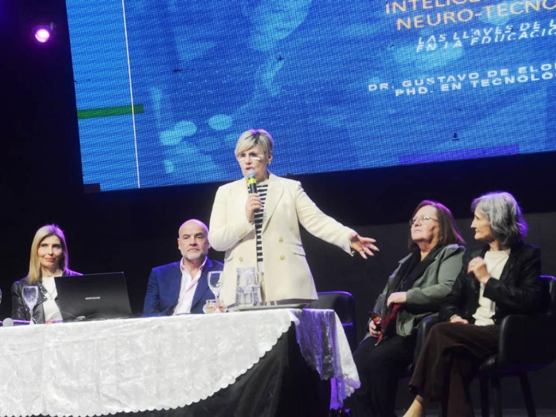 Red aprende: más de 20.000 docentes comenzaron la capacitación sobre inteligencia artificial y neuro-tecno-pedagogía Red aprende: más de 20.000 docentes comenzaron la capacitación sobre inteligencia artificial y neuro-tecno-pedagogía