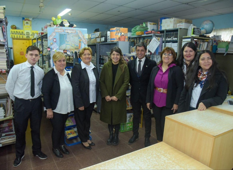 Charole acompañó las bodas de plata de la Biblioteca “Carmen Villalba de Lentati” de Resistencia Charole acompañó las bodas de plata de la Biblioteca “Carmen Villalba de Lentati” de Resistencia