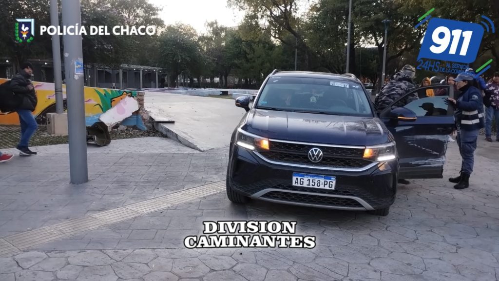 Accidente en el centro de Resistencia: un vehículo terminó sobre la vereda de la Plaza 25 de Mayo Accidente en el centro de Resistencia: un vehículo terminó sobre la vereda de la Plaza 25 de Mayo