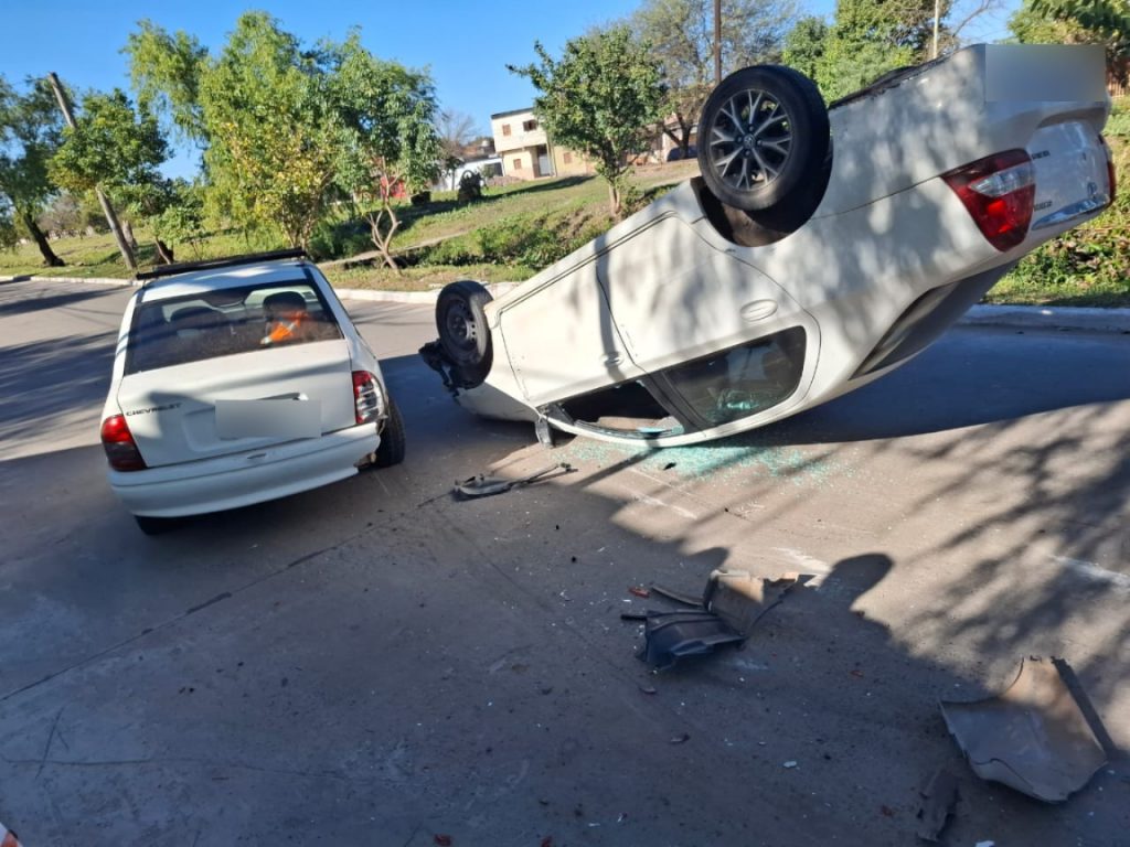 Impresionante vuelco de un automóvil en avenida Rodríguez Peña, sin heridos de gravedad