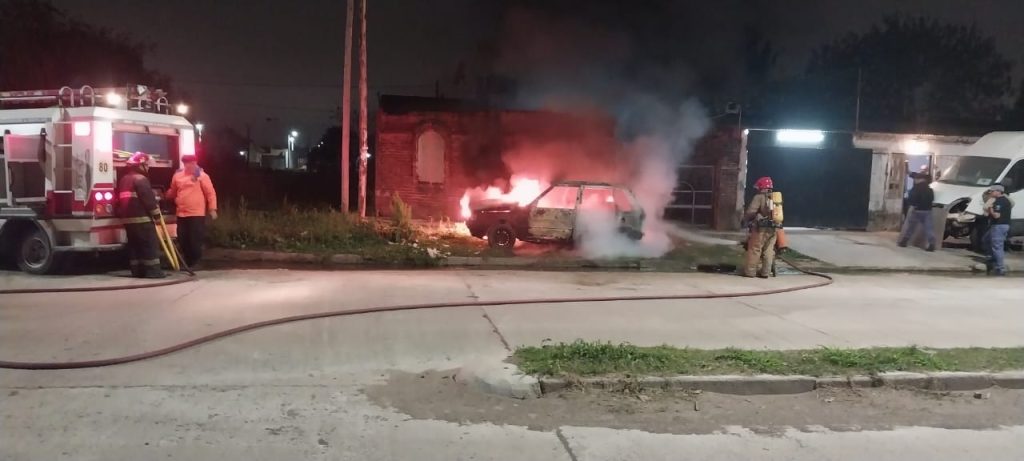 Incendio de un vehículo en Fontana: Bomberos lograron sofocar las llamas
