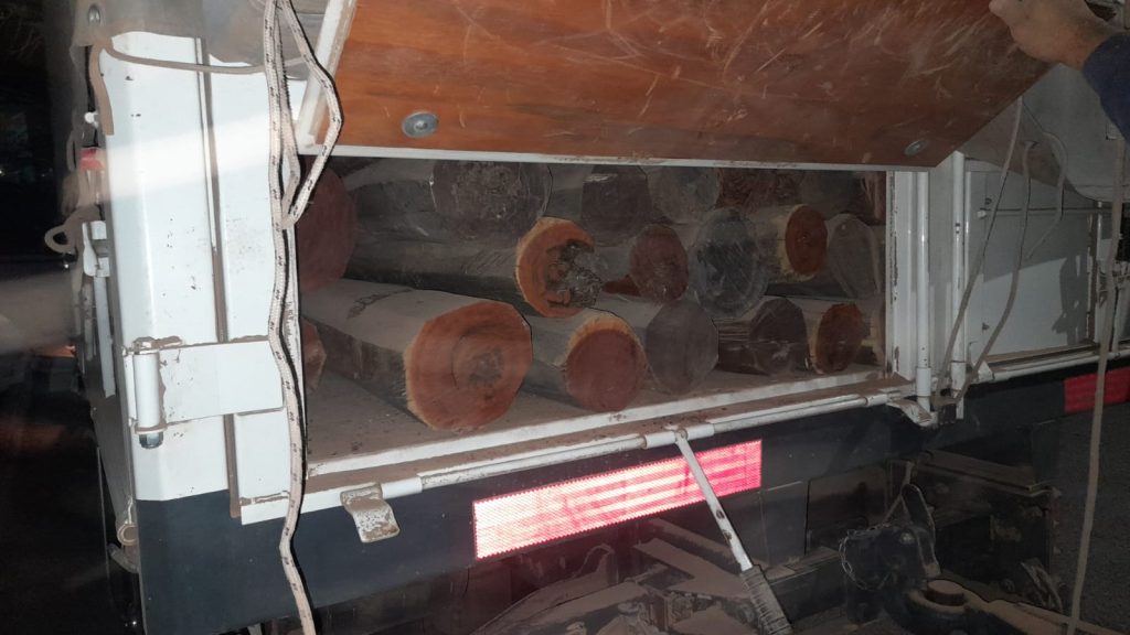 Trasladaba 850 postes, pero solo tenía aval para 600