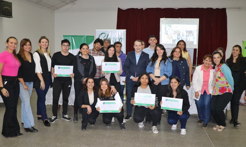 Reconocimiento municipal a estudiantes de Turismo que colaboraron en la Bienal de Esculturas Reconocimiento municipal a estudiantes de Turismo que colaboraron en la Bienal de Esculturas