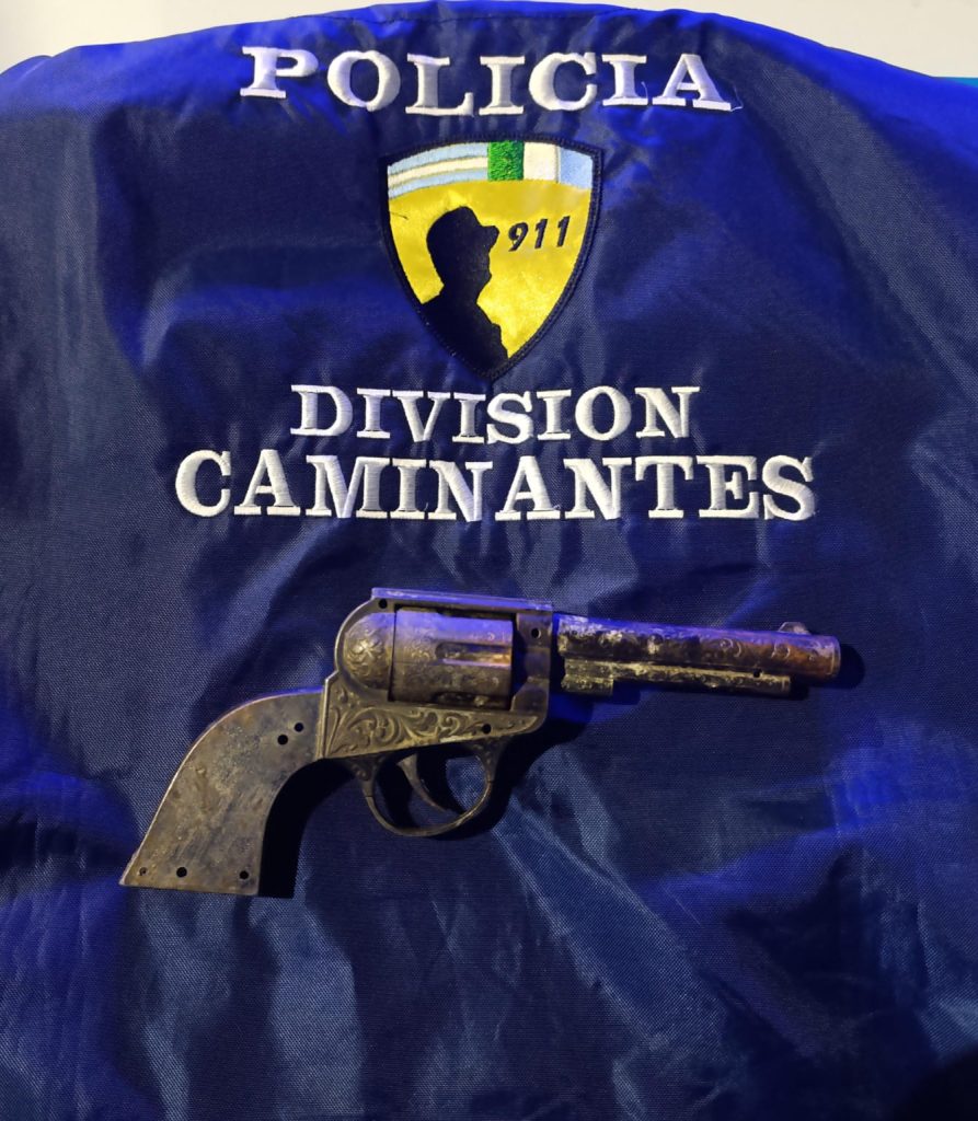 Detuvieron a dos jóvenes en la peatonal de Resistencia portando una réplica de arma de fuego