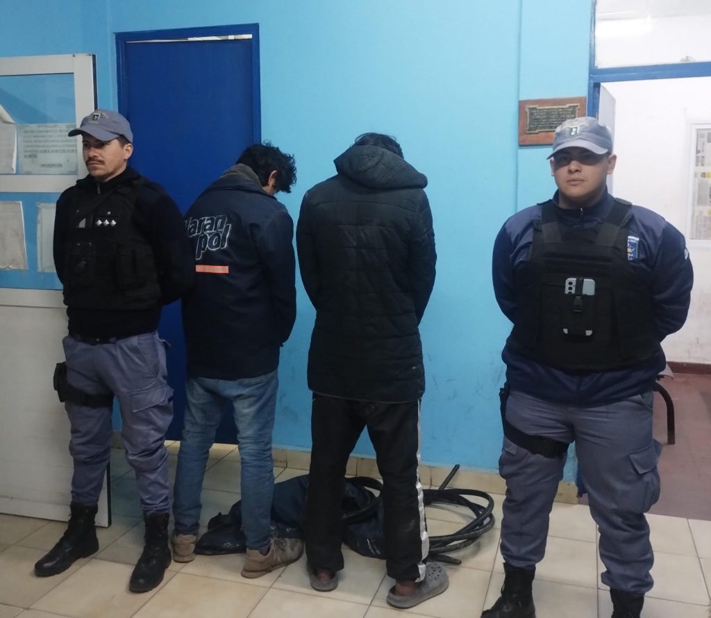 Atraparon a dos sujetos acusados de robar cables: los habrían cortado minutos antes