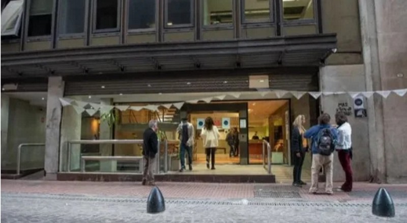 La Policía Federal impidió el ingreso de trabajadores a la Universidad Madres de Plaza de Mayo La Policía Federal impidió el ingreso de trabajadores a la Universidad Madres de Plaza de Mayo