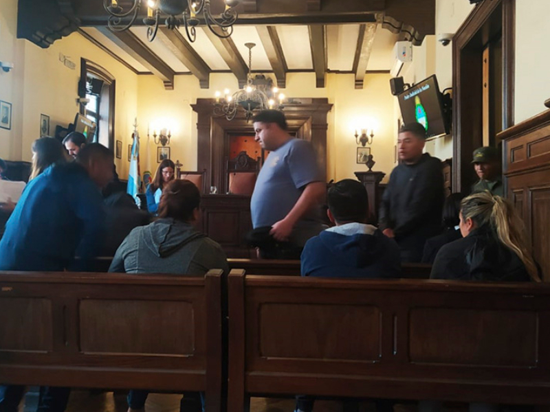 Imputan por asociación ilícita a ocho gendarmes detenidos por el cobro de coimas a tours de compras en Salta Imputan por asociación ilícita a ocho gendarmes detenidos por el cobro de coimas a tours de compras en Salta