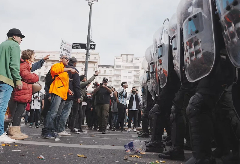 Tensión fuera del Congreso tras la represión a ancianos y trabajadores: hay detenidos y más de 20 heridos Tensión fuera del Congreso tras la represión a ancianos y trabajadores: hay detenidos y más de 20 heridos