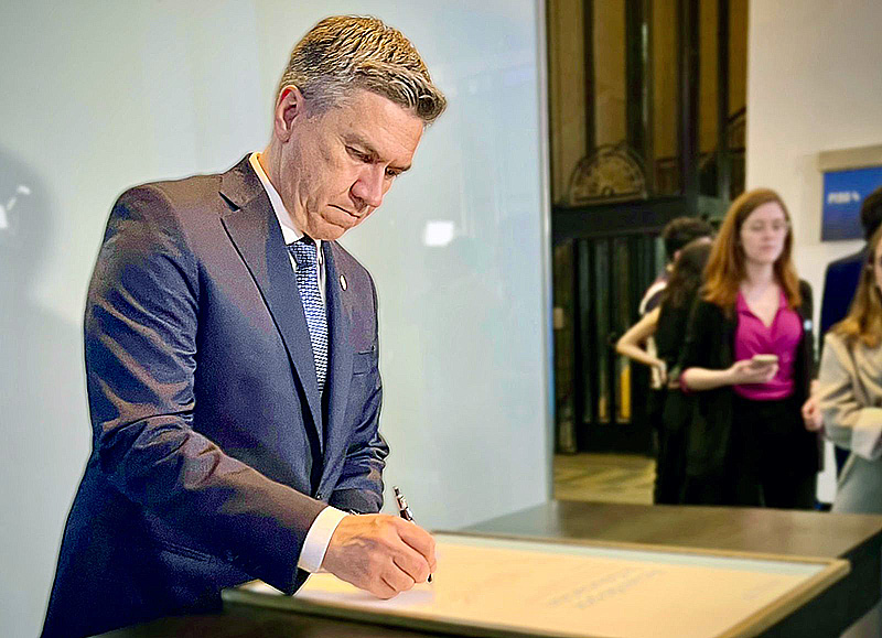 El gobernador Zdero anunció el pago de sueldos, con el incremento del 7,5%, para la administración pública El gobernador Zdero anunció el pago de sueldos, con el incremento del 7,5%, para la administración pública